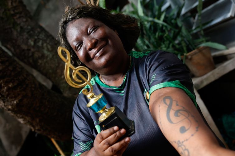 Rio de Janeiro (RJ), 20/02/2026 - A regente Helen Maria da Silva Simão, primeira mulher à frente de uma bateria de escola de samba no Rio de Janeiro, em sua casa, no bairro de Colégio, zona norte da cidade.   Foto: Tânia Rêgo/Agência Brasil