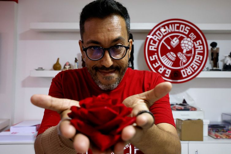 Rio de Janeiro (RJ), 14/01/2026 - Jorge Silveira, carnavalesco do Acadêmicos do Salgueiro, fala sobre o enredo dao desfile de 2026 da escola em homenagem à carnavalesca Rosa Magalhães, no barracão da escola, na Cidade do Samba.  Foto: Tânia Rêgo/Agência Brasil