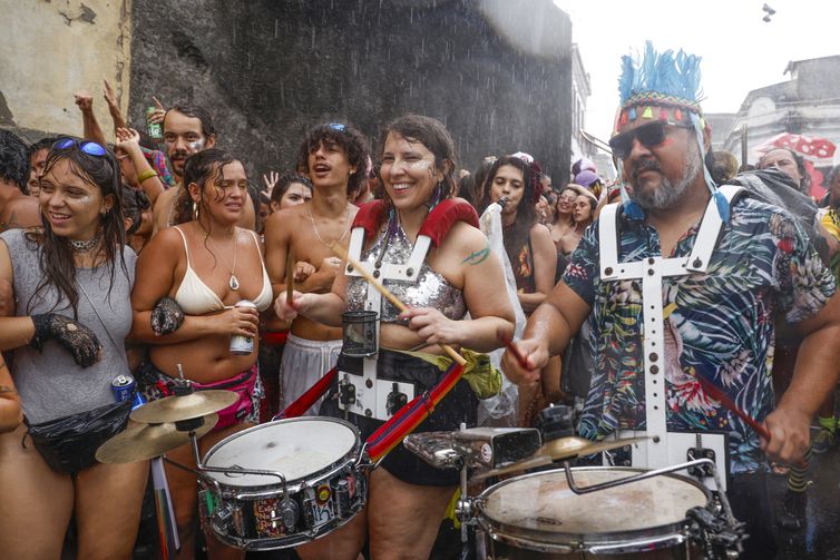 Rio de Janeiro (RJ), 08/02/2026 - Bloco latino tradicional do Rio, Bésame Mucho, desce ladeira do morro da Providência, no centro da cidade, com o tema da imigração e a revolta contra as sanções e perseguições impostas pelos Estados Unidos.
Foto: Tânia Rêgo/Agência Brasil