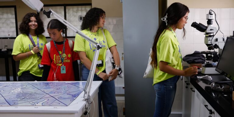 Imersão na Fiocruz inspira meninas a seguir carreira científica