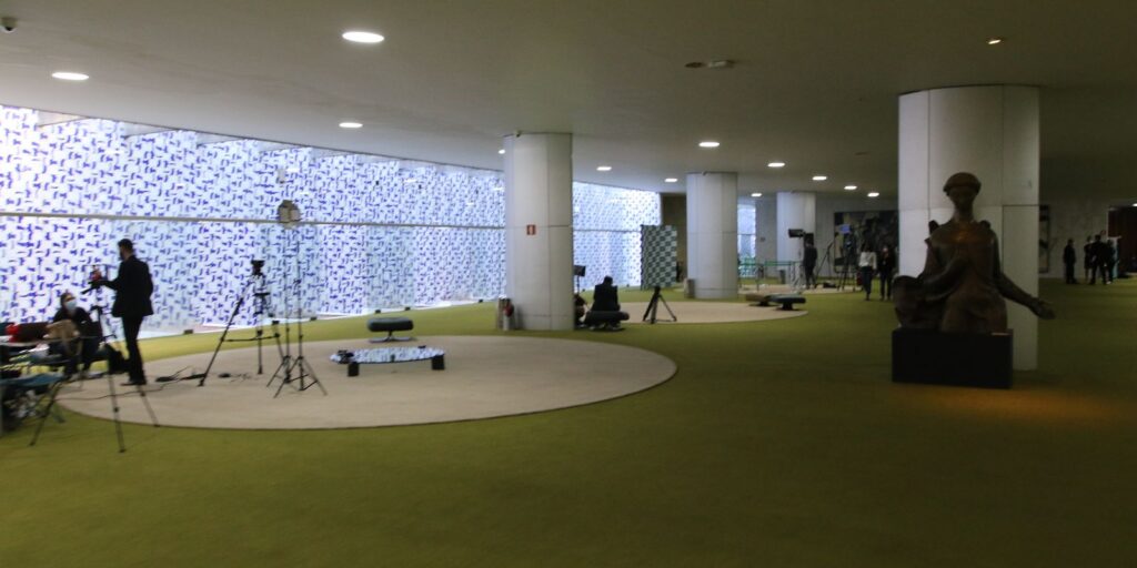 Sindicatos repudiam violência contra jornalista na Câmara