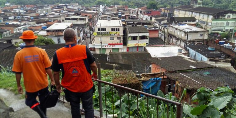 Tempestade atinge o Guarujá, causa alagamentos e deixa 12 desabrigados