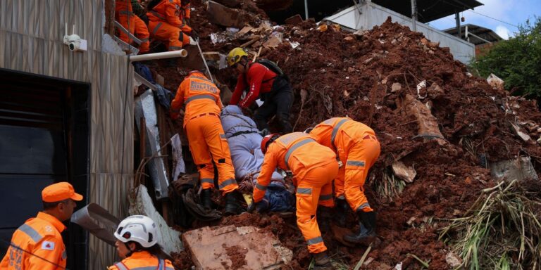 Chuva mata 55 pessoas e mobiliza oito frentes de resgate em Minas