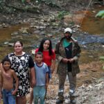 Crianças de comunidade quilombola andam na escuridão para ir à escola