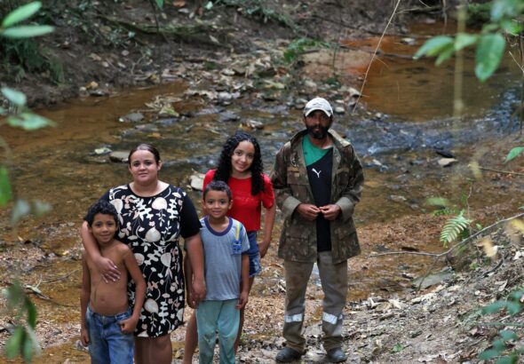 Crianças de comunidade quilombola andam na escuridão para ir à escola