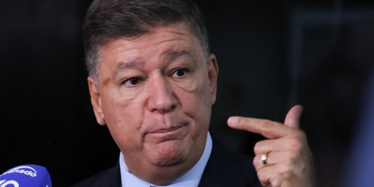 Dino dá 5 dias para senador explicar repasse de emendas à Lagoinha