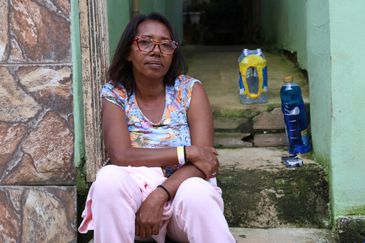 Juiz de Fora (MG), 27/02/2026 - A moradora do Jardim Burnier, Cláudia da Silva, fala sobre o luto de perder vários parentes no deslizamento de terra ocorrido durante a tempestade da segunda-feira, 22 de fevereiro, no bairro de Juiz de Fora. Foto: Rovena Rosa/Agência Brasil