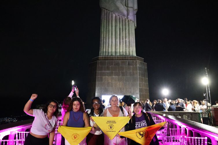 Rio de Janeiro (RJ), 04/03/2026 - Mulheres do Levante feminista contra o feminicídio participam do lançamento da campanho Feminicídio Nunca Mais, organizada pela NO MORE Foundation, Agência Brasileira de Promoção Internacional do Turismo - Embratur e Empresa Brasil de Comunicação - EBC, no monumento do Cristo Redentor.  Foto: Rovena Rosa/Agência Brasil