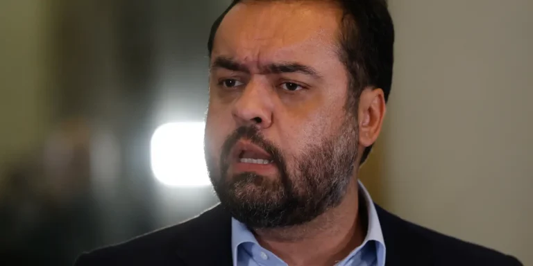 Cláudio Castro diz que sai do governo do Rio "de cabeça erguida"