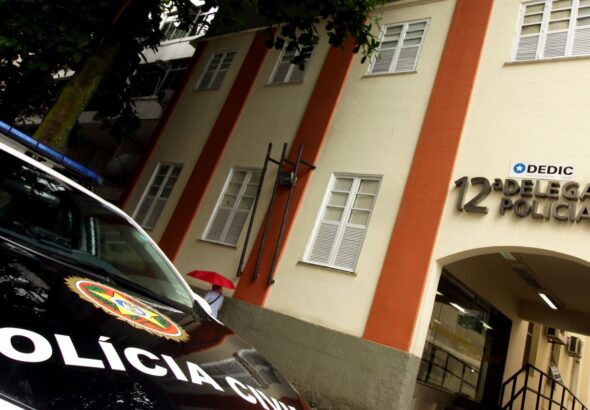 Indiciado por estupro coletivo no Rio se apresenta à polícia e é preso