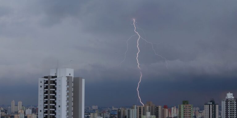 Chuva em SP provoca alagamentos e deixa zona leste em estado de alerta