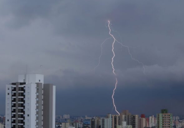 Inmet mantém alerta de perigo para temporais em todo o país