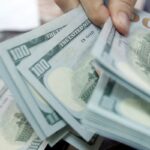 Dólar cai para R$ 5,22, e bolsa sobe 1,6% com alívio no Oriente Médio