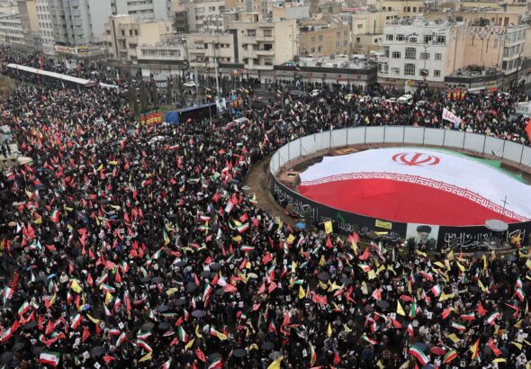 Sob bombas, multidões vão às ruas no Irã em apoio aos palestinos