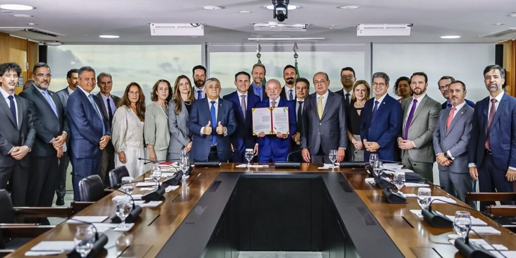 Lula sanciona Lei Antifacção e defende prisão de magnatas do crime