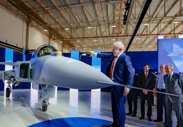 Lula batiza primeiro caça Gripen produzido no Brasil