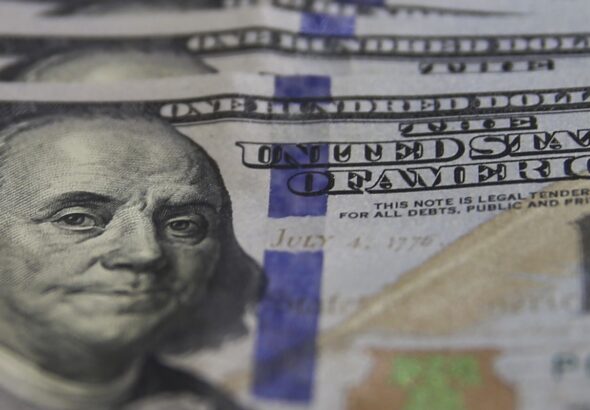 Dólar sobe e petróleo dispara com ataque militar ao Irã; entenda