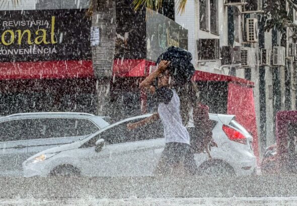 DF e 10 estados têm alerta laranja de chuva neste sábado