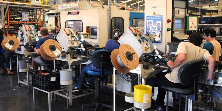 Alta da atividade industrial em janeiro não compensa perdas acumuladas