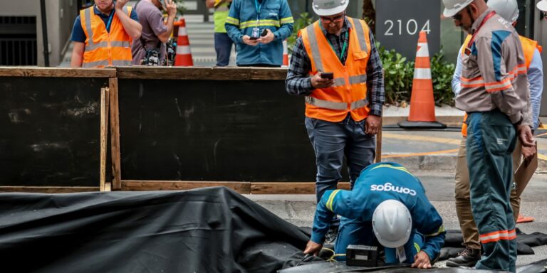 Enel constata gás no buraco aberto por explosão na rua da Consolação