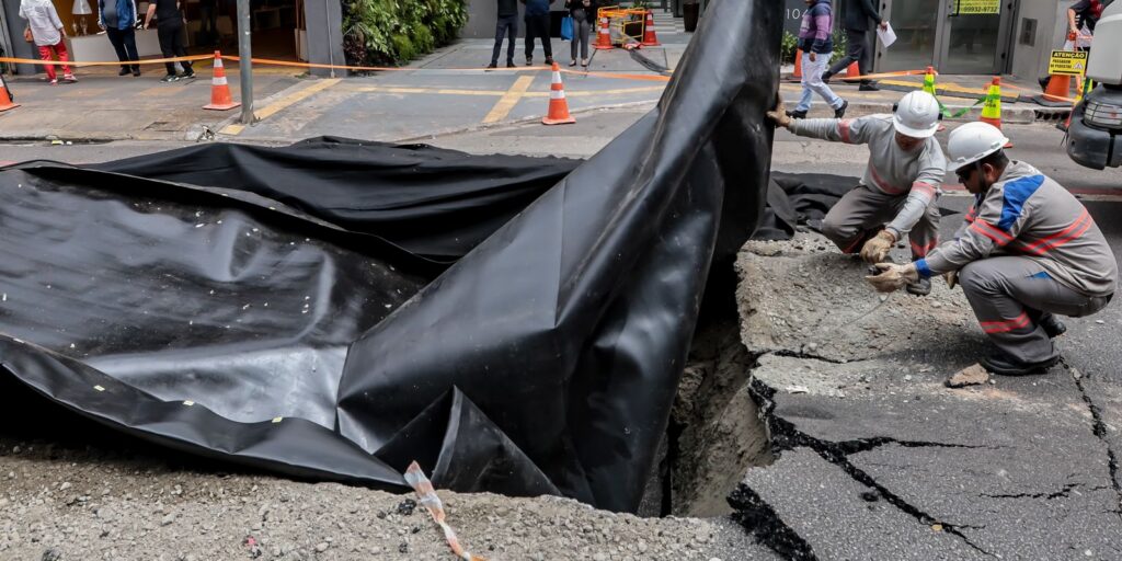 Explosão abre grande buraco na Rua da Consolação em São Paulo