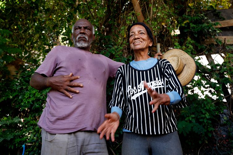 Rio de Janeiro (RJ), 26/03/2026 - Tio Dadá e Tia Vera, cuidadores da horta comunitária do programa Hortas Cariocas, no Salgueiro. Hortas agroecológicas e ancestrais no Morro do Salgueiro, zona norte da cidade. Foto: Tânia Rêgo/Agência Brasil