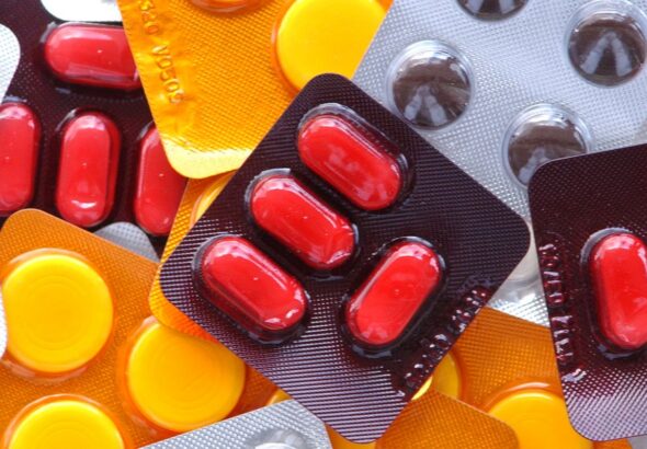 Cmed multa distribuidoras de medicamentos e defende regulamentação