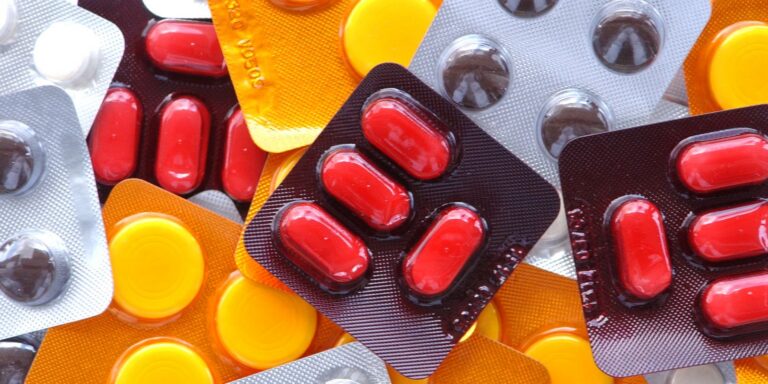 Cmed multa distribuidoras de medicamentos e defende regulamentação