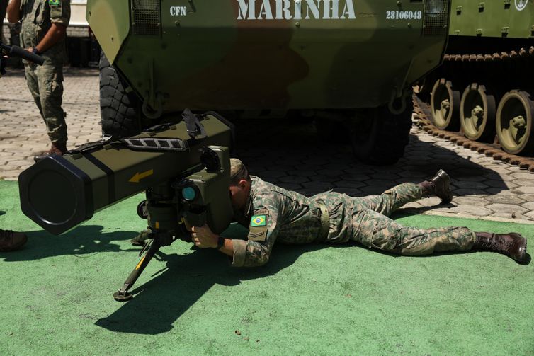 Rio de Janeiro (RJ), 04/03/2026 – Militar demonstra uso de míssil de fabricação nacional durante apresentação das inovações tecnológicas do Corpo de Fuzileiros Navais, na Ilha das Cobras, na região central do Rio de Janeiro. Foto: Tomaz Silva/Agência Brasil