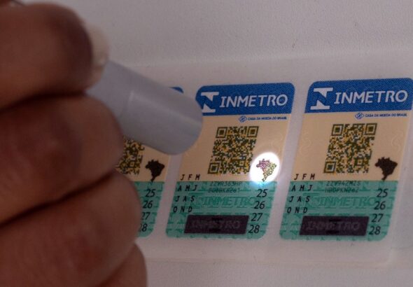 Selos antigos do Inmetro para capacete, extintor e GNV vencem em março