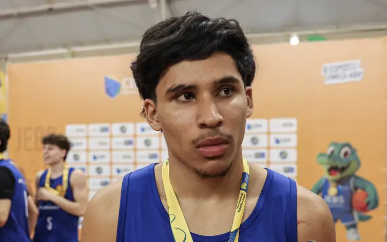 Brasília (DF), 17/04/2026 - Atleta Rafael Cardoso da Escola estadual professor Adir Teixeira de Oliveira campeã da série ouro Foto: Valter Campanato/Agência Brasil