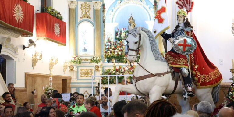 Fiéis se concentram no centro do Rio para celebrar dia de São Jorge