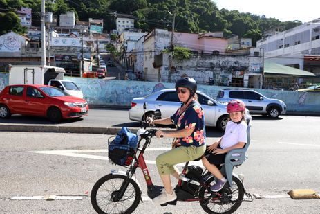 Rio de Janeiro (RJ), 07/04/2026 - A promotora de eventos Ananda Sayão mora em Copacabana e busca a filha Alice de bicicleta elétrica na Escola Municipal Pedro Ernesto, na Fonte da Saudade, Lagoa. Foto: Rovena Rosa/Agência Brasil