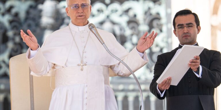 Papa pede fim da guerra, enquanto EUA e Irã negociam paz