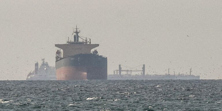 Emirados Árabes Unidos reclamam que Ormuz segue controlado pelo Irã