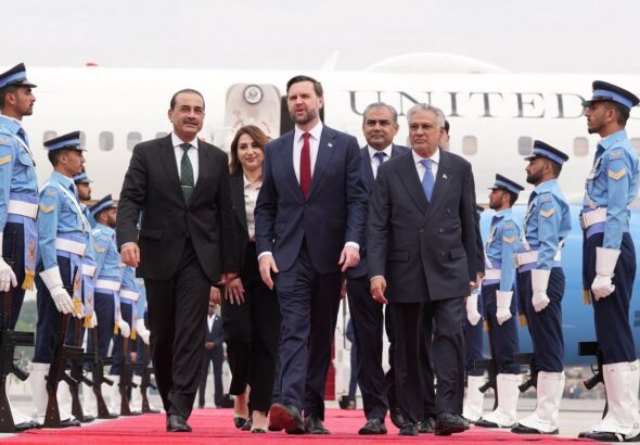 Sem acordo de paz entre EUA e Irã, Trump promete fechar Ormuz