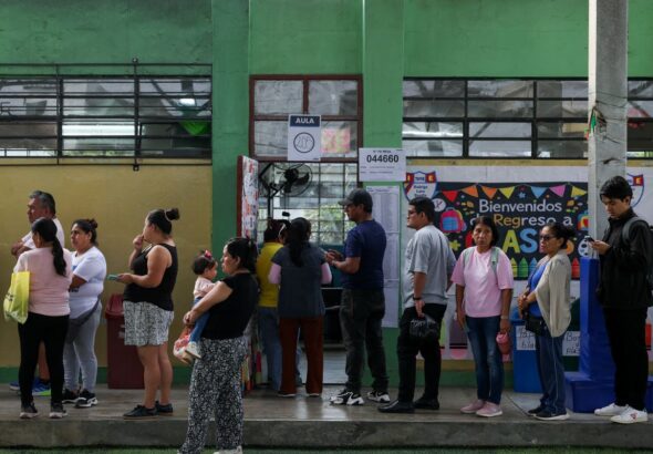 Peru: ultraconservador e esquerda disputam voto a voto para 2º turno