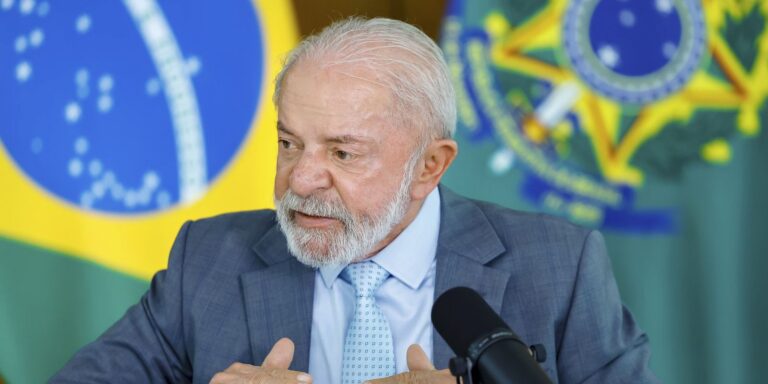 Lula afirma que mundo não dá direito a Trump ameaçar um país