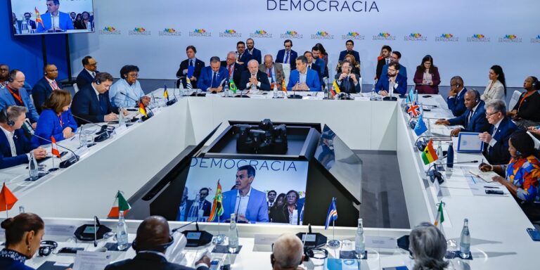 Pobres não podem pagar por irresponsabilidade das guerras, diz Lula