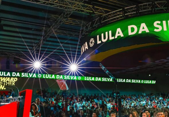 Lula fala para milhares na Espanha e pede coerência dos progressistas