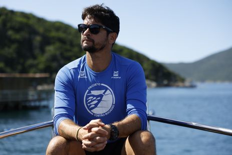 Arraial do Cabo (RJ), 13/04/2026 – O biólogo Moysés Cavichioli, coordenador do Projeto Costão Rochoso, monitora o ecossistema na Reserva Extrativista (RESEX) Marinha do Arraial do Cabo. Foto: Fernando Frazão/Agência Brasil