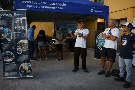 Arraial do Cabo (RJ), 13/04/2026 – O cientista do mar Yago Ferreira, do Projeto Costão Rochoso, atua com projetos educativos na Reserva Extrativista (RESEX) Marinha do Arraial do Cabo. Foto: Fernando Frazão/Agência Brasil
