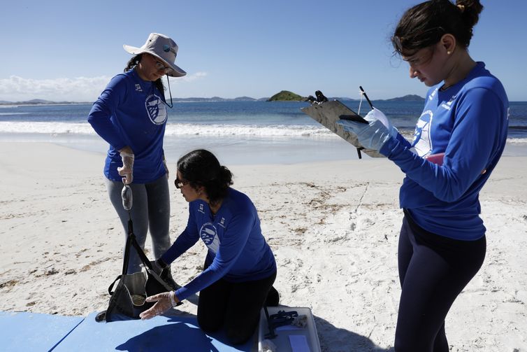 Arraial do Cabo (RJ), 14/04/2026 – Pesquisadores do Projeto Costão Rochoso fazem captura de tartaruga-verde (Chelonia mydas) para monitoramento da espécie com triagem e exames na Praia do Pontal, na Reserva Extrativista (RESEX) Marinha do Arraial do Cabo. Foto: Fernando Frazão/Agência Brasil