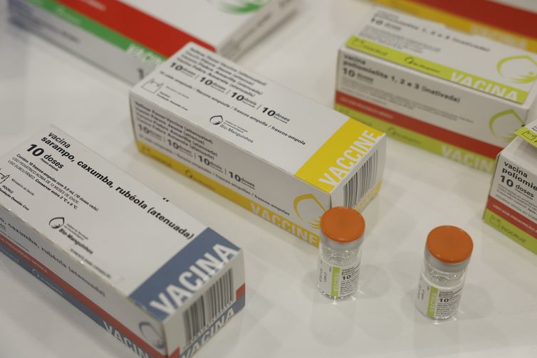 Rio de Janeiro (RJ), 07/05/2025 – Vacinas de poliomelite, sarampo; caxumba e rubéola produzidas por Bio-Manguinhos/Fiocruz, exibidas no 9º Simpósio Internacional de Imunobiológicos. Foto: Fernando Frazão/Agência Brasil