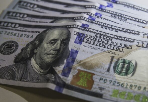 Dólar cai para R$ 4,95 e fecha no menor valor em dois anos
