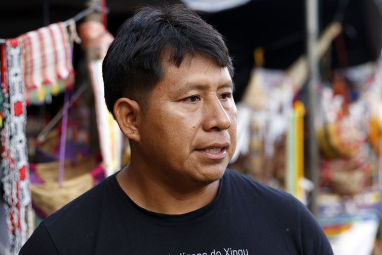 Brasília (DF), 07/04/2026 - Geraldo Kuikuro fala sobre artesanato indígena no Acampamento Terra Livre 2026. Foto: Bruno Peres/Agência Brasil