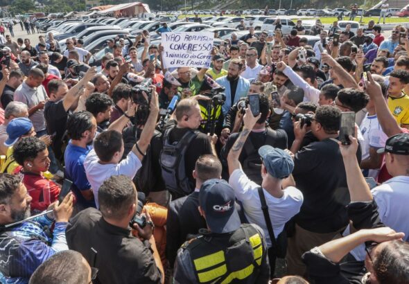 Motoristas protestam contra regulamentação do serviço por aplicativo
