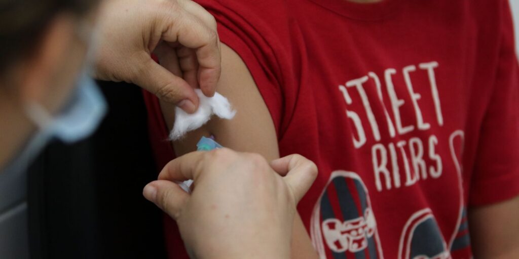 Vacinação nas escolas segue até dia 30 e meta é imunizar 27 milhões