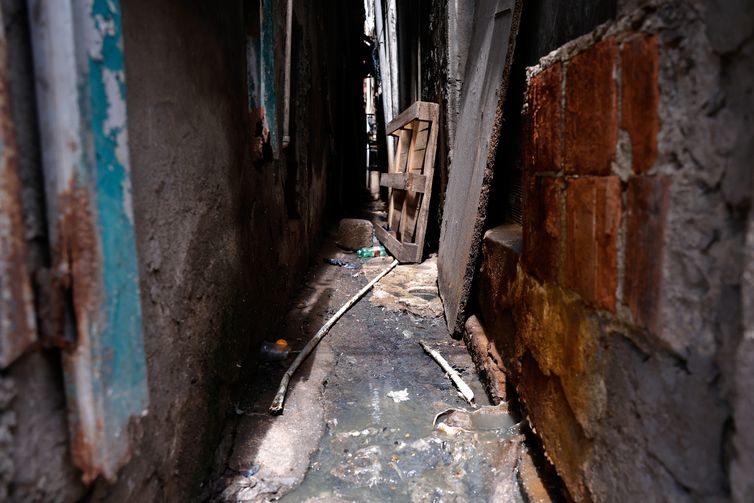 Rio de Janeiro (RJ), 01/04/2026 - Esgoto a céu aberto em beco na comunidade Nova Holanda. Saneamento básico em localidades do Complexo da Maré. Foto: Tânia Rêgo/Agência Brasil