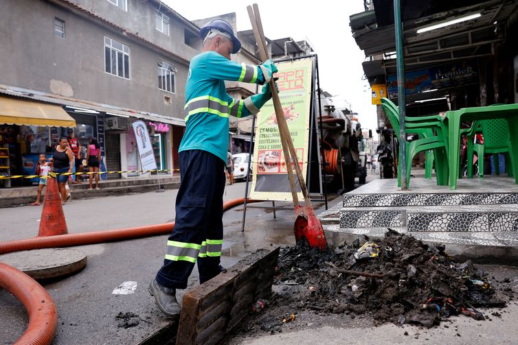 Rio de Janeiro (RJ), 01/04/2026 - Funcionários da Águas do Rio trabalham em obra de infraestrutura de tratamento de esgoto na comunidade Parque Rubens Vaz. Saneamento básico em localidades do Complexo da Maré. Foto: Tânia Rêgo/Agência Brasil